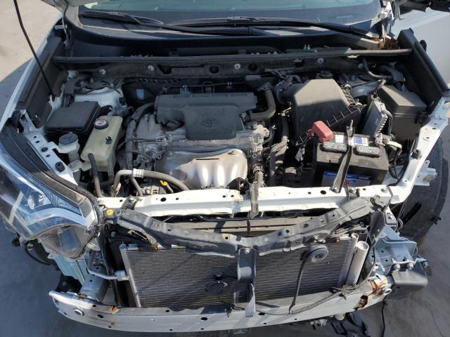JTMZFREV8JJ747856 - 2018 TOYOTA RAV4 LE თეთრი ფოტო 11