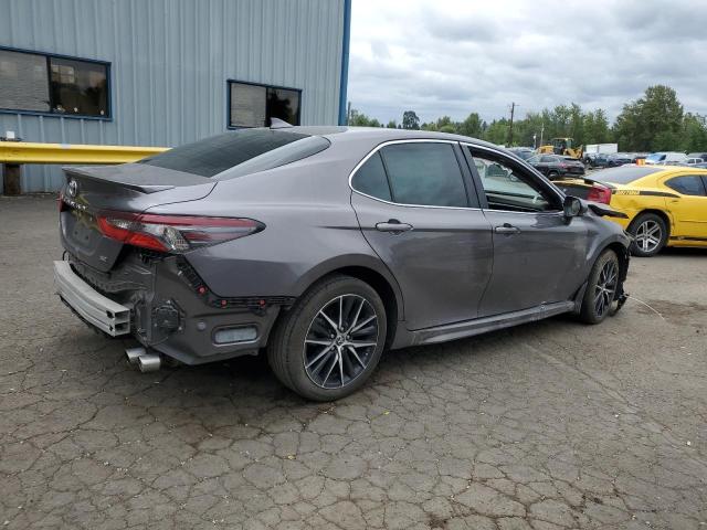 4T1G11AKXPU823261 - 2023 TOYOTA CAMRY SE NIGHT SHADE GRAY photo 3