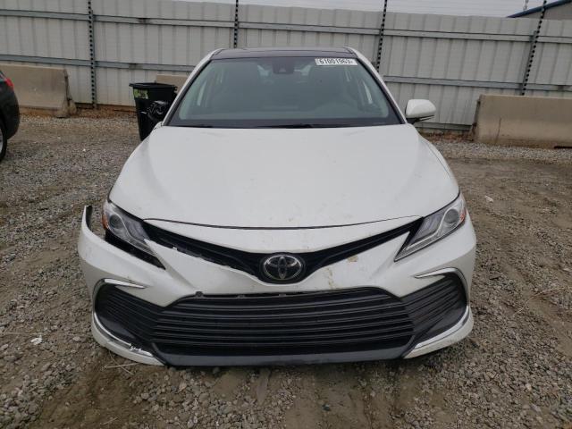 4T1F11AK5NU035819 - 2022 TOYOTA CAMRY XLE WHITE photo 5