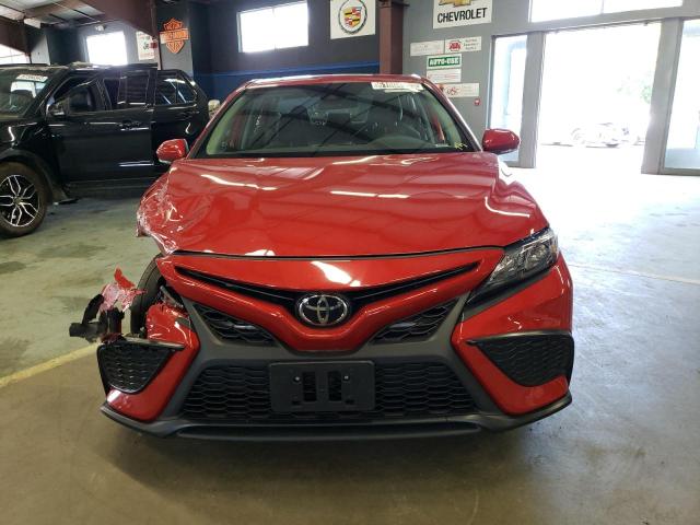 4T1G11AK6PU130347 - 2023 TOYOTA CAMRY SE NIGHT SHADE RED photo 5
