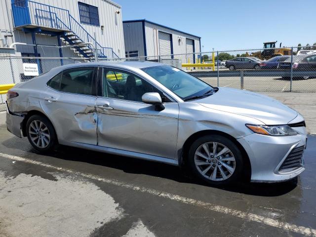4T1C11AK7NU667353 - 2022 TOYOTA CAMRY LE SILVER photo 4