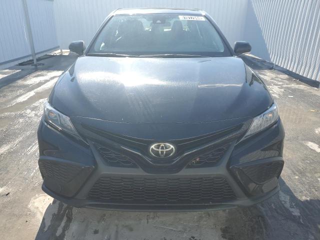 4T1G11AK7PU770454 - 2023 TOYOTA CAMRY SE NIGHT SHADE BLACK photo 5