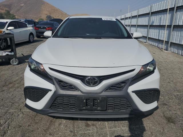 4T1G11AK6PU084115 - 2023 TOYOTA CAMRY SE NIGHT SHADE WHITE photo 5