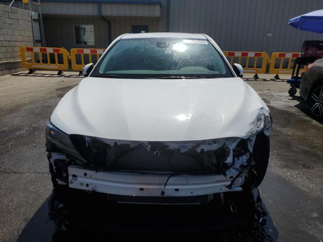 4T1G11AK4PU835020 - 2023 TOYOTA CAMRY SE NIGHT SHADE WHITE photo 5