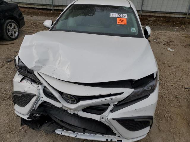 4T1T11AK8RU861928 - 2024 TOYOTA CAMRY SE NIGHT SHADE WHITE photo 5