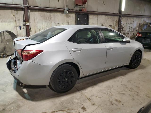 2T1BURHE4JC980468 - 2018 TOYOTA COROLLA L Сріблястий фото 3
