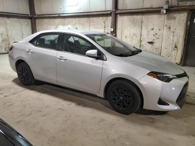 2T1BURHE4JC980468 - 2018 TOYOTA COROLLA L Сріблястий фото 4