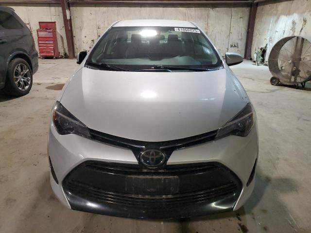2T1BURHE4JC980468 - 2018 TOYOTA COROLLA L Сріблястий фото 5