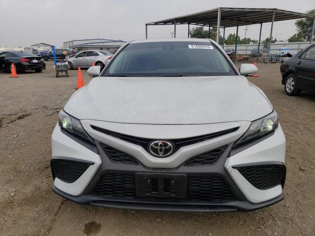 4T1G11AK3PU103557 - 2023 TOYOTA CAMRY SE NIGHT SHADE WHITE photo 5