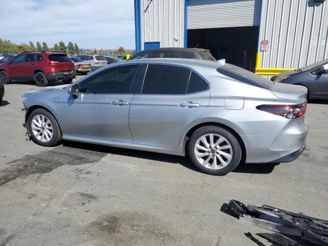 4T1R11AK1NU635153 - 2022 TOYOTA CAMRY LE SILVER photo 2