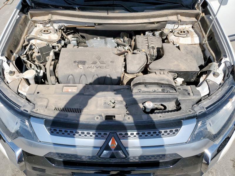 JA4AZ3A39KZ041109 - 2019 MITSUBISHI OUTLANDER SE WHITE photo 12