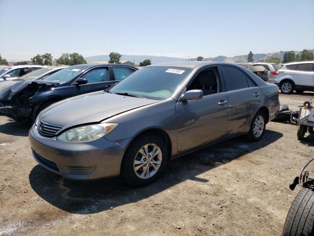 4T1BF30K95U617094 - 2005 TOYOTA CAMRY LE ნაცრისფერი ფოტო 1