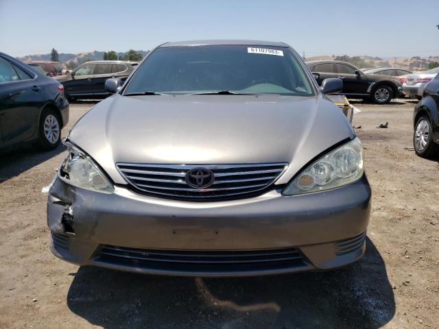 4T1BF30K95U617094 - 2005 TOYOTA CAMRY LE ნაცრისფერი ფოტო 5