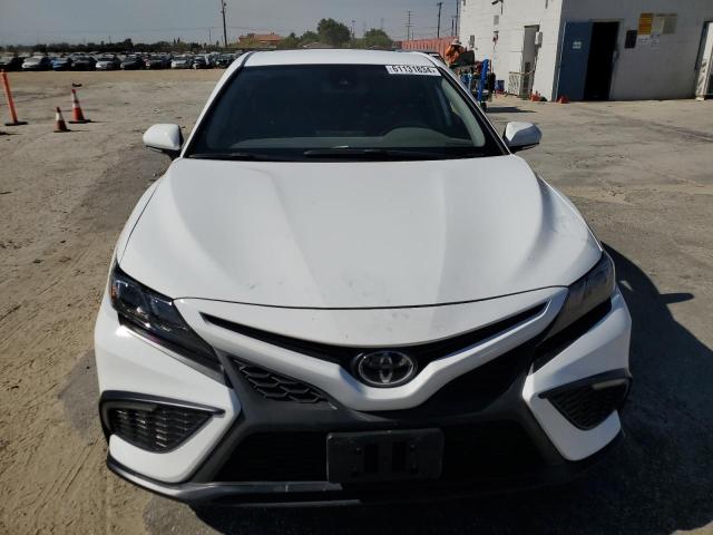 4T1T11BK8PU080029 - 2023 TOYOTA CAMRY SE NIGHT SHADE WHITE photo 5