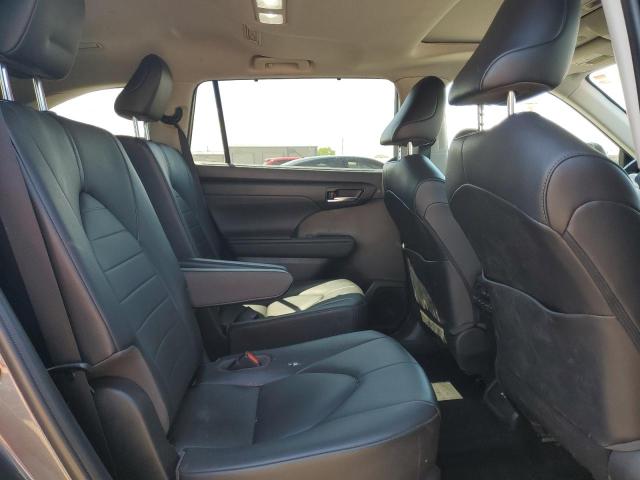 5TDGZRBH2LS023261 - 2020 TOYOTA HIGHLANDER XLE GRAY photo 11