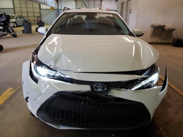 JTDEAMDE5MJ002729 - 2021 TOYOTA COROLLA LE WHITE photo 5