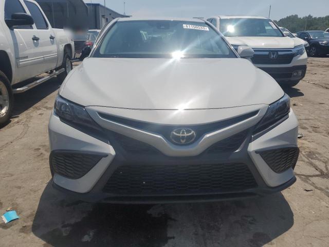 4T1G11AK7PU127957 - 2023 TOYOTA CAMRY SE NIGHT SHADE WHITE photo 5