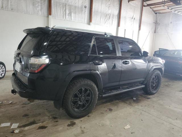 JTEZU5JR0J5186743 - 2018 TOYOTA 4RUNNER SR5 أسود صورة 3
