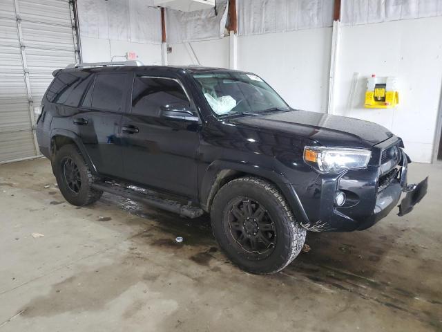 JTEZU5JR0J5186743 - 2018 TOYOTA 4RUNNER SR5 أسود صورة 4