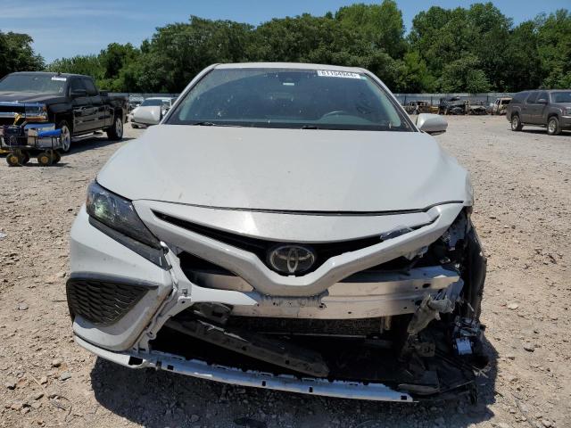 4T1T11AK0PU147627 - 2023 TOYOTA CAMRY SE NIGHT SHADE WHITE photo 5