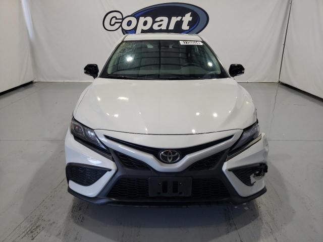 4T1G11AK6PU150162 - 2023 TOYOTA CAMRY SE NIGHT SHADE WHITE photo 5