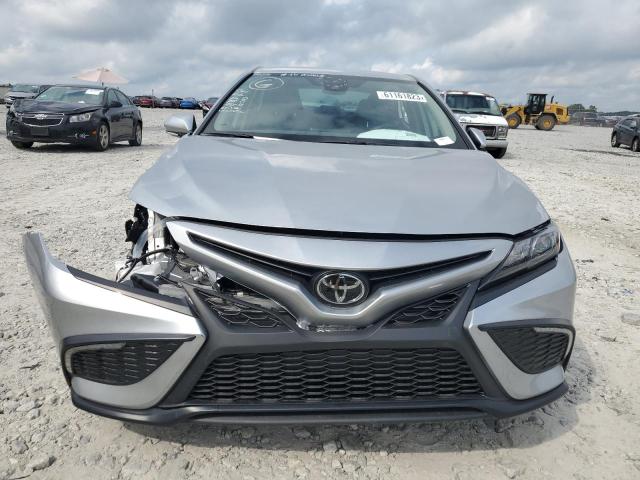 4T1G11AK8PU812338 - 2023 TOYOTA CAMRY SE NIGHT SHADE SILVER photo 5