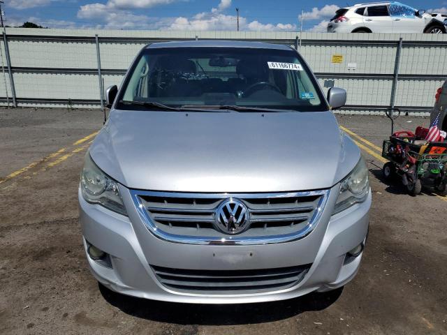 2V4RW3D18AR348491 - 2010 VOLKSWAGEN ROUTAN SE SILVER photo 5