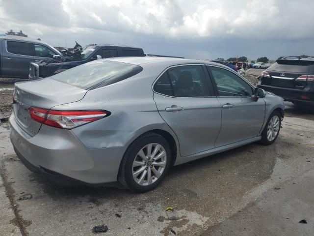 4T1B11HK3JU591982 - 2018 TOYOTA CAMRY L 银色 照片 3