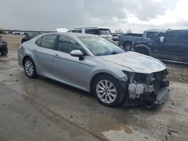 4T1B11HK3JU591982 - 2018 TOYOTA CAMRY L 银色 照片 4