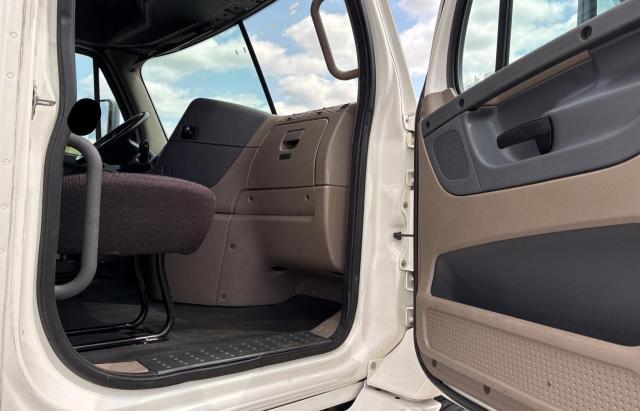 1FUJGHDVXGLGS5756 - 2016 FREIGHTLINER CASCADIA 1 WHITE photo 6