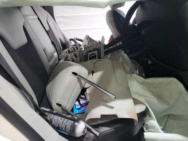 3C4NJDBB9JT230438 - 2018 JEEP COMPASS LATITUDE Biały zdjęcie 11