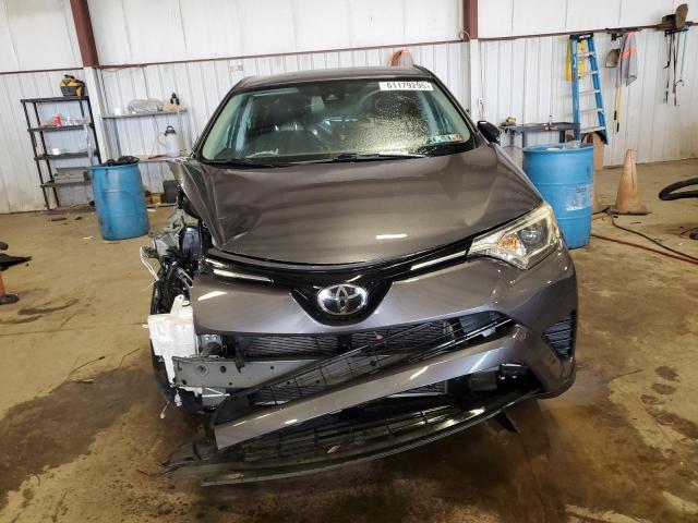 2T3BFREV3JW849228 - 2018 TOYOTA RAV4 LE 灰色 照片 5