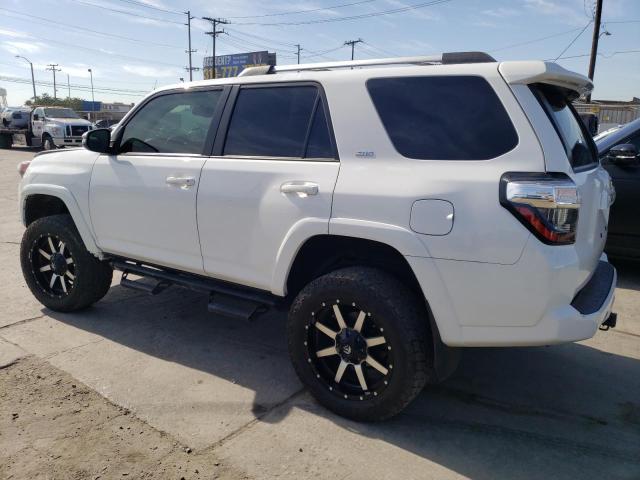 JTEBU5JR2K5666916 - 2019 TOYOTA 4RUNNER SR5 WHITE photo 2