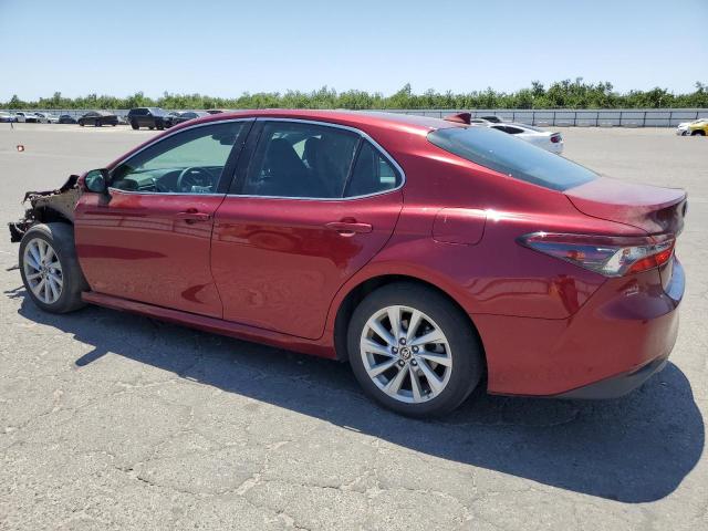 4T1C11AK6MU614643 - 2021 TOYOTA CAMRY LE RED photo 2