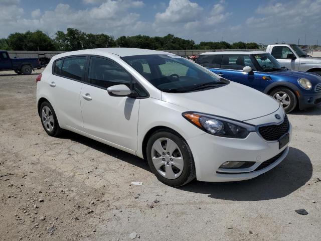 KNAFK5A89G5644063 - 2016 KIA FORTE LX WHITE photo 4