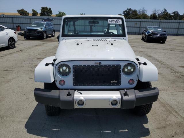 1C4BJWEG5FL764206 - 2015 JEEP WRANGLER U SAHARA WHITE photo 5