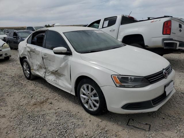 3VWDP7AJ4DM242268 - 2013 VOLKSWAGEN JETTA SE WHITE photo 4