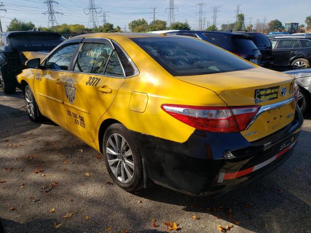 4T1BD1FK5HU211027 - 2017 TOYOTA CAMRY HYBRID YELLOW photo 2