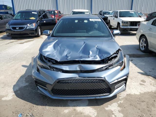 JTDS4RCE6LJ042843 - 2020 TOYOTA COROLLA SE Blau Foto 5