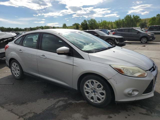 1FAHP3F27CL337010 - 2012 FORD FOCUS SE SILVER photo 4