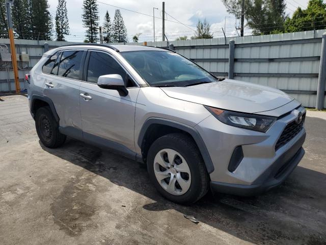 2T3K1RFV0KW010426 - 2019 TOYOTA RAV4 LE ვერცხლისფერი ფოტო 4
