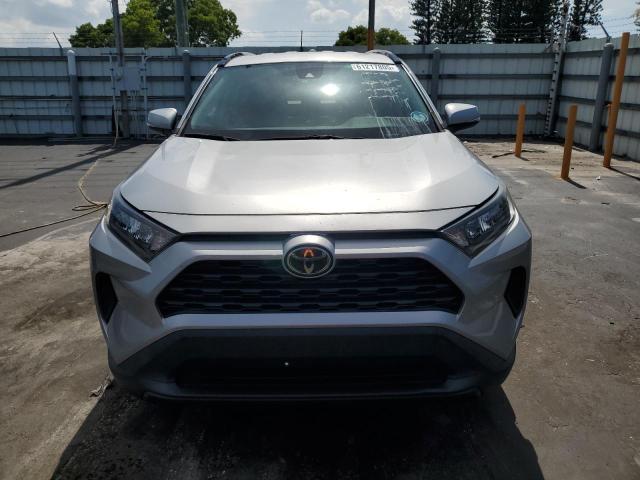 2T3K1RFV0KW010426 - 2019 TOYOTA RAV4 LE ვერცხლისფერი ფოტო 5