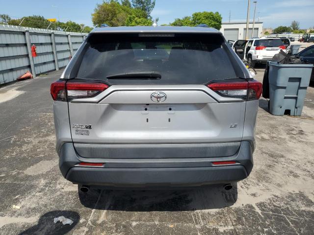2T3K1RFV0KW010426 - 2019 TOYOTA RAV4 LE ვერცხლისფერი ფოტო 6