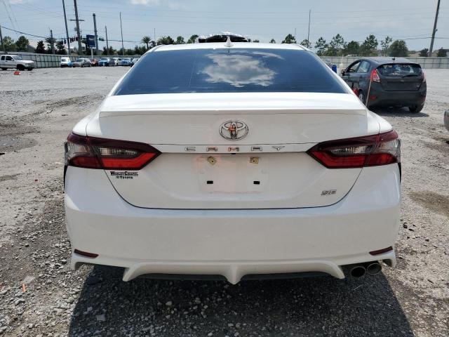 4T1G11AK8RU250279 - 2024 TOYOTA CAMRY SE NIGHT SHADE WHITE photo 6