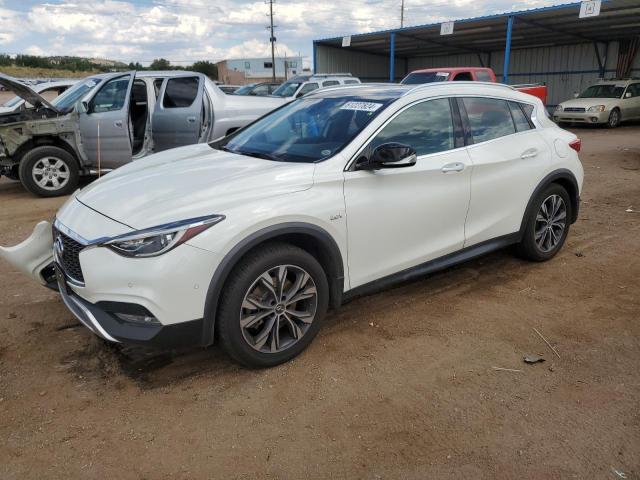SJKCH5CR2JA052770 - 2018 INFINITI QX30 BASE Weiß Foto 1