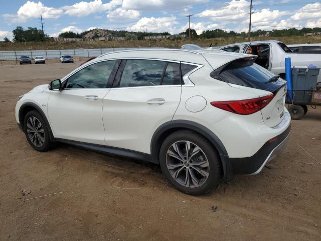 SJKCH5CR2JA052770 - 2018 INFINITI QX30 BASE Weiß Foto 2