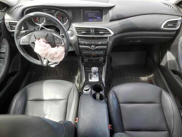 SJKCH5CR2JA052770 - 2018 INFINITI QX30 BASE Weiß Foto 8