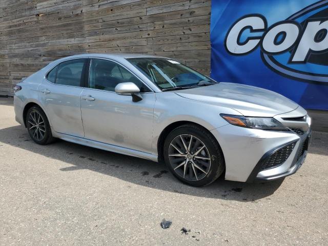 4T1G11AKXRU908202 - 2024 TOYOTA CAMRY SE NIGHT SHADE SILVER photo 4