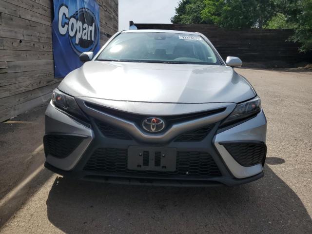 4T1G11AKXRU908202 - 2024 TOYOTA CAMRY SE NIGHT SHADE SILVER photo 5