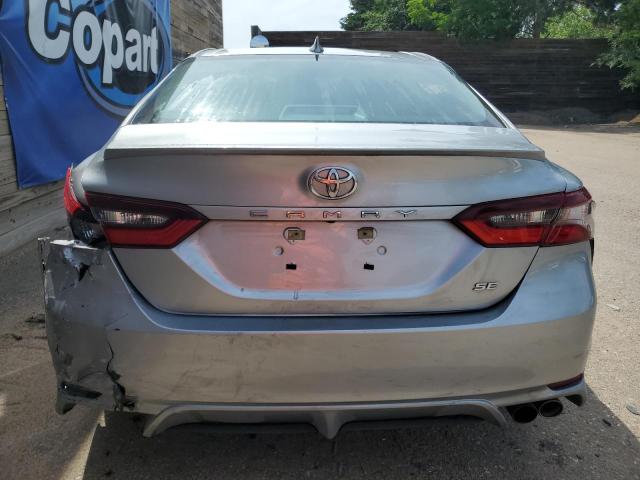 4T1G11AKXRU908202 - 2024 TOYOTA CAMRY SE NIGHT SHADE SILVER photo 6